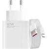Biała ładowarka sieciowa z dwoma metalowymi bolcami oraz zwiniętym kablem USB-C, na której widnieje napis: "67W Xiaomi Communications Co., Ltd. Designed by Xiaomi".