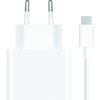 Biała ładowarka sieciowa z dwoma metalowymi bolcami oraz dołączonym kablem zakończonym wtyczką USB-C. Produkt jest prosty w formie, z gładką powierzchnią i minimalistycznym designem.