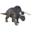 Na zdjęciu znajduje się szara figurka dinozaura z serii Jurassic World, przedstawiająca Nasutoceratopsa z charakterystycznymi rogami i kołnierzem. Figurka ma szczegółowo odwzorowaną teksturę skóry i ciemniejsze elementy na grzbiecie oraz głowie.