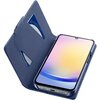 Niebieskie etui typu book do telefonu, wykonane z materiału imitującego skórę, z wycięciem na aparat. Etui jest otwarte i ustawione w pozycji stojącej, umożliwiającej oglądanie ekranu pod kątem.