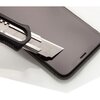 Na zdjęciu widoczny jest smartfon z nałożonym szkłem hartowanym, na którego ekranie znajduje się metalowe ostrze noża. Szkło hartowane jest przeznaczone do modelu Xiaomi Poco X7 Pro.