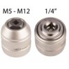 Dwa metalowe adaptery do gwintowników, z widocznymi oznaczeniami "M5 - M12" oraz "1/4”". Na jednym z adapterów znajduje się napis "NEO TOOLS".