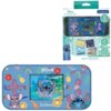 Na zdjęciu znajduje się niebieska zabawka konsola z motywem postaci z bajki, ozdobiona kolorowymi grafikami kwiatów, owoców i tęczy, z widocznym napisem "Disney Stitch" oraz "Lexibook". Obok konsoli znajduje się opakowanie z napisem "Disney Classics", "15