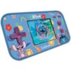 Niebieska zabawka konsola z motywem "Stitch" ozdobiona kolorowymi grafikami, takimi jak kwiaty, ananasy i tęcze, posiada ekran z napisem "COMPACT CYBER ARCADE" oraz logo "Disney Stitch". Na obudowie widoczne są przyciski, w tym fioletowy krzyżak, oraz log