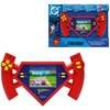 Czerwona zabawka konsola w kształcie symbolu Supermana z żółtymi przyciskami i ekranem wyświetlającym grę wyścigową. Opakowanie zawiera logo DC, napis "Superman", "Cyber Arcade" oraz "Lexibook".