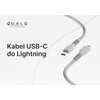 Na zdjęciu widoczny jest szary kabel z końcówkami USB-C i Lightning, obok którego znajduje się tekst: "Kabel USB-C do Lightning". W lewym górnym rogu widnieje logo "QUALO ULTIMATE LINE".