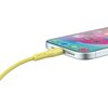 Żółty kabel USB Typ-C - Lightning jest podłączony do smartfona, na którego ekranie widoczne są kolorowe ikony aplikacji. Kabel ma plecioną osłonę i jest wpięty do portu urządzenia.