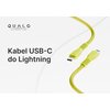 Na zdjęciu widoczny jest żółty kabel USB-C do Lightning z plecionym oplotem, a w tle znajduje się logo "QUALO ULTIMATE LINE". Obok kabla umieszczony jest tekst: "Kabel USB-C do Lightning".