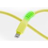 Żółty kabel USB Typ-C - Lightning z plecioną osłoną, zakończony wtyczką z zielonym podświetleniem. Produkt to QUALO Ultimate QKN-CL-05 o długości 1,5 metra.