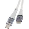 Na zdjęciu widoczny jest biały kabel USB-C do USB-C z przezroczystymi końcówkami, przez które widać wewnętrzne elementy elektroniczne. Na jednej z końcówek znajduje się napis "VOXLINK".