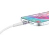 Biały kabel USB-C jest podłączony do smartfona z kolorowym ekranem, na którym widoczne są różne ikony aplikacji. Kabel ma przezroczystą końcówkę, a obok portu znajdują się otwory głośnika.