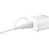 Biały kabel USB-C jest podłączony do białej ładowarki sieciowej. Na wtyczce widoczny jest symbol USB.