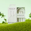 Opakowanie białego kabla USB-C do Lightning marki QUALO Recycling Line o długości 1,5 m, z widocznym napisem "RECYCLED CHARGING CABLE USB-C TO LIGHTNING". W tle znajduje się zielona trawa i rośliny na jasnym tle.