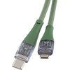 Zielony kabel USB Typ-C - Lightning o długości 1,5 m z przezroczystymi końcówkami, przez które widać wewnętrzne elementy elektroniczne. Na końcówkach widoczny jest napis "QUALO".