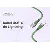 Na zdjęciu widoczny jest zielony kabel USB-C do Lightning z plecionym oplotem, a obok niego znajduje się tekst: "Kabel USB-C do Lightning". W lewym górnym rogu widnieje logo "QUALO TRANSPARENT LINE".