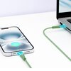 Zielony kabel USB Typ-C - Lightning łączy smartfon z laptopem, a na ekranie telefonu widoczny jest symbol ładowania z napisem "98%". Kabel ma przezroczyste końcówki, które emitują niebieskie światło.