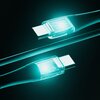Zdjęcie przedstawia zielony kabel USB-C do USB-C z przezroczystymi końcówkami, przez które widać wewnętrzne elementy. Kabel ma plecioną osłonę, a końcówki emitują jasne, niebiesko-zielone światło.
