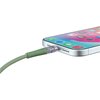 Zielony kabel USB - USB Typ-C jest podłączony do smartfona z kolorowym ekranem, na którym widoczne są ikony aplikacji. Kabel ma przezroczystą końcówkę, a jego powierzchnia jest pleciona.