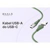 Na zdjęciu widoczny jest zielony kabel USB-A do USB-C z plecionym oplotem, a obok niego znajduje się tekst: "Kabel USB-A do USB-C". W lewym górnym rogu widnieje logo "QUALO TRANSPARENT LINE".