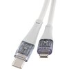 Na zdjęciu znajduje się biały kabel USB Typ-C - Lightning o długości 1,5 metra z przezroczystymi końcówkami, przez które widać wewnętrzne elementy elektroniczne. Na jednej z końcówek widoczny jest napis "VOCA".