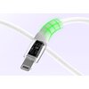 Przedstawiony jest biały kabel USB Typ-C - Lightning z przezroczystą końcówką, ukazującą wewnętrzne elementy elektroniczne, oraz zielonym podświetleniem w miejscu zgięcia. Kabel ma plecioną strukturę, a tło jest jasnofioletowe.