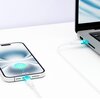 Na zdjęciu widać biały kabel USB Typ-C - Lightning podłączony do smartfona i laptopa, z niebieskim podświetleniem przy złączach. Na ekranie smartfona wyświetla się ikona ładowania oraz napis "98%".