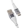 Zdjęcie przedstawia biały kabel USB z końcówkami USB i USB Typ-C, z przezroczystymi osłonami ukazującymi wewnętrzne elementy. Kabel ma plecioną strukturę, a na przezroczystych częściach widoczne są małe, zielone elementy.