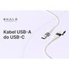 Na zdjęciu widoczny jest biały kabel USB-A do USB-C z przezroczystymi elementami, a obok niego znajduje się tekst: "QUALO TRANSPARENT LINE Kabel USB-A do USB-C". Tło jest jasne, a kabel ma plecioną osłonę.