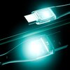 Na zdjęciu widoczny jest biały kabel USB z końcówkami USB i USB Typ-C, które są podświetlone na niebiesko. Kabel ma przezroczyste obudowy wtyczek, przez które widać wewnętrzne elementy.