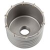 Na zdjęciu znajduje się metalowa otwornica z widocznymi zębami na krawędzi oraz otworem w środku. Produkt ma gładką, cylindryczną powierzchnię z wyraźnymi rowkami na zewnętrznej stronie.