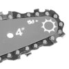 Zdjęcie przedstawia fragment łańcucha do piły z widocznymi metalowymi ogniwami i oznaczeniem "4"". Obok znajduje się symbol graficzny przypominający słońce oraz strzałka wskazująca kierunek.