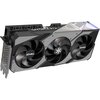 Karta graficzna z trzema dużymi wentylatorami, na których widnieje napis "iCHILL", oraz z widocznym napisem "GEFORCE RTX" na górnej części obudowy. Obudowa ma metaliczne wykończenie z geometrycznymi wzorami i kolorowym podświetleniem.
