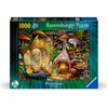 Pudełko puzzli Ravensburger przedstawia kolorową ilustrację wnętrza domku z grzybami, z kominkiem, półkami pełnymi książek i dekoracjami. Na opakowaniu widnieje napis "1000", "Ravensburger Puzzle", "Mushroom cottage" oraz logo "Aimee Stewart".