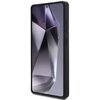 Przedstawione zdjęcie ukazuje czarne etui na telefon, które jest założone na urządzenie. Etui ma gładką powierzchnię z widocznymi przyciskami bocznymi, a ekran telefonu wyświetla abstrakcyjny wzór w odcieniach szarości i fioletu.