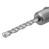 Na zdjęciu znajduje się metalowy adapter do otwornic z widocznym spiralnym wiertłem i gwintowanym zakończeniem. Produkt ma srebrzysty kolor i gładką powierzchnię.
