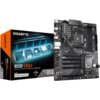 Pudełko z napisem "GIGABYTE B550 EAGLE" oraz "AMD Ryzen 5000 Desktop Ready" znajduje się obok czarnej płyty głównej z widocznymi złączami i komponentami. Na płycie głównej widoczny jest napis "GIGABYTE".