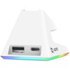 Biały stojak o geometrycznym kształcie z logo "AQIRYS" na boku, posiada dwa porty USB oraz kolorowe podświetlenie u podstawy. Na górnej powierzchni widoczne są dwa złote piny oraz okrągły wzór przypominający odcisk palca.