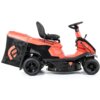 Czerwony traktor ogrodowy z czarnym siedzeniem i kierownicą, posiada duże koła i kosz na trawę z widocznym logo. Produkt to "Traktor ogrodowy FAWORYT Rider TR66 ML".