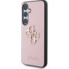 Różowe etui na telefon z teksturą, ozdobione złotym logo składającym się z czterech liter "G" splecionych ze sobą. Na dole etui widnieje napis "GUESS".