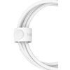Biały kabel USB-C z plecioną osłoną, zwinięty i zabezpieczony białą opaską z napisem "belkin".