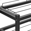 Czarna metalowa półka na buty z prostokątnymi ramami i poziomymi prętami, tworząca minimalistyczny design. Widoczne są detale konstrukcji, takie jak śruby i łączenia.