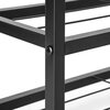 Czarna metalowa półka na buty z widocznymi poziomymi prętami i pionowym wspornikiem, połączonym śrubą. Konstrukcja ma prosty, industrialny design.