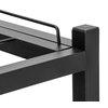 Czarny, metalowy element konstrukcyjny półki na buty z prostokątnymi profilami i pionowym prętem. Powierzchnia metalu jest matowa, a krawędzie są wyraźnie zaznaczone.