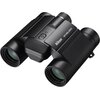 Czarna lornetka z widocznymi napisami "Nikon" i "STABILIZED" na obudowie, posiada centralne pokrętło regulacji oraz przycisk. Obiektywy są skierowane w stronę widza, a konstrukcja jest kompaktowa i nowoczesna.