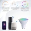 Na zdjęciu znajduje się inteligentna żarówka LED EXTRALINK G10 4.5 W GU10 Wi-Fi oraz dwa urządzenia przypominające głośniki i smartfon z aplikacją do sterowania oświetleniem. Widoczne są napisy: "CCT", "DIM", "RGB" oraz opisy funkcji: "Pozwala przyciemnić światło i nadać mu cieplejszy odcień wieczorem (by łatwiej się wyciszyć), a rano wybrać chłodniejszy, bardziej pobudzający do działania ton", "Pozwala płynnie dostosowywać intensywność oświetlenia – od bardzo przyciemnionego aż po pełną jasność", "Umożliwia wybór i regulację dowolnego koloru, od głębokich odcieni po pastelowe tonacje, oraz dostosowanie jasności każdego z nich w zależ