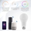 Na zdjęciu znajduje się inteligentna żarówka LED oraz dwa urządzenia przypominające głośniki, obok których widoczny jest smartfon z aplikacją do sterowania oświetleniem. Na górze znajdują się trzy opisy funkcji: "CCT", "DIM" i "RGB", z tekstem wyjaśniającym możliwości przyciemniania światła, regulacji intensywności oraz wyboru koloru.