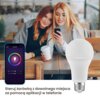 Na zdjęciu widoczna jest inteligentna żarówka LED oraz ekran telefonu z aplikacją do sterowania oświetleniem, a poniżej znajduje się tekst: "Steruj żarówką z dowolnego miejsca za pomocą aplikacji w telefonie".