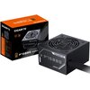 Na zdjęciu znajduje się zasilacz komputerowy z widocznym napisem "GIGABYTE P750BS" oraz jego opakowanie z logo "GIGABYTE" i oznaczeniem "80 Plus Bronze". Opakowanie jest w kolorze pomarańczowo-czarnym z grafiką przedstawiającą zasilacz.