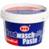 Plastikowy pojemnik z niebieską etykietą zawiera produkt "Handwasch Paste" marki ORO, z napisem "sandfrei" na czerwonym tle. Na wieczku widnieje napis "Pasta do mycia rąk" oraz logo ORO.