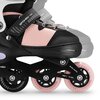 Na zdjęciu widoczne są rolki w kolorze różowo-czarnym z napisem "SPOKEY TRIXIE" na zapięciu oraz "INLINE SKATES ABEC 7 PU 82A" na ramie przy kółkach. Kółka są różowe z białymi napisami, a na czarnej części ramy znajduje się logo "SPOKEY".